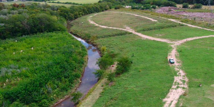 Detectaron contaminación con microplásticos en aguas de dos cuencas bonaerenses
