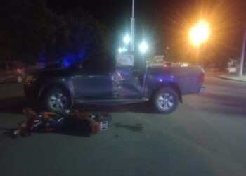 Colisiona una moto y una camioneta en el centro de Sierra