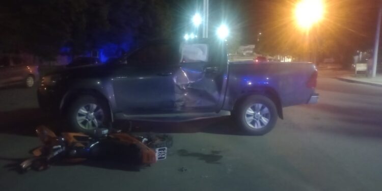 Colisiona una moto y una camioneta en el centro de Sierra