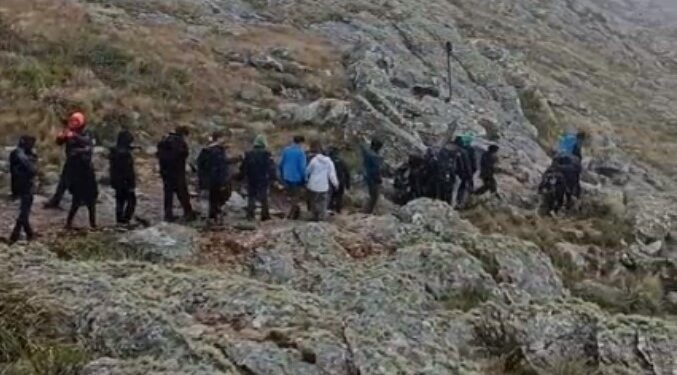 Increíble: A un contingente de estudiantes los agarró una nevada en el hueco del Ventana