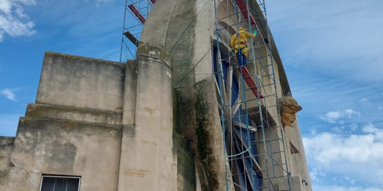 Comenzó la obra de restauración y conservación del portal del Cementerio de Saldungaray
