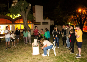 El Taller de Astronomía continúa recorriendo el distrito con charlas y avistajes