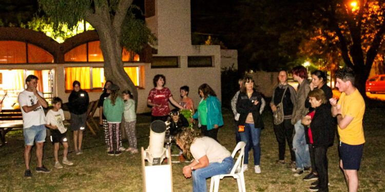 El Taller de Astronomía continúa recorriendo el distrito con charlas y avistajes