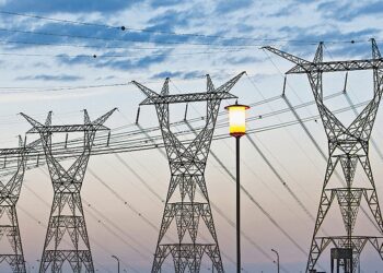 Ajustan 17% las tarifas eléctricas mayoristas de grandes usuarios sin subsidios