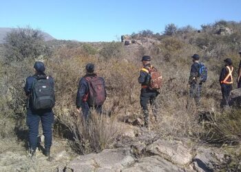 Bomberos y policía de Sierra trabajaron en la búsqueda de una persona.