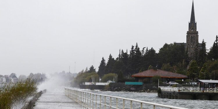 Siete provincias con alerta amarilla por fuertes vientos