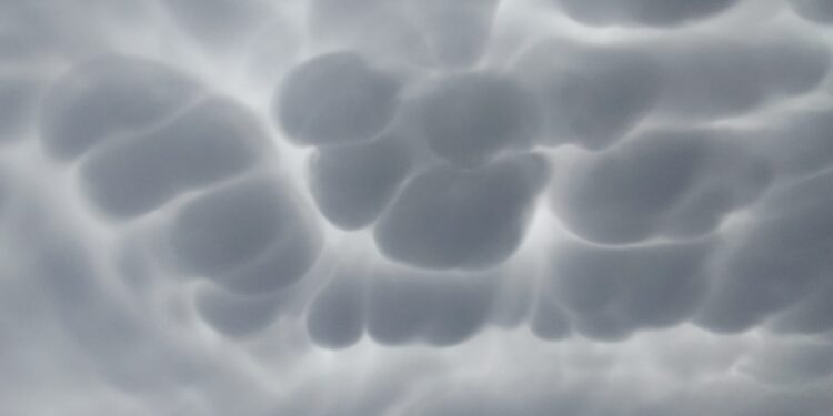 Misteriosos fenómenos en el cielo de Olavarría: la invasión de las nubes Mammatus