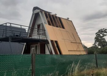 El temporal en la comarca serrana provocó la caída de árboles, ramas y voló techos.