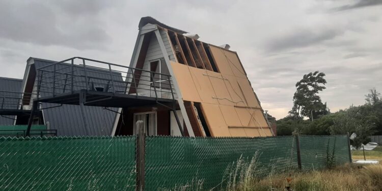 El temporal en la comarca serrana provocó la caída de árboles, ramas y voló techos.