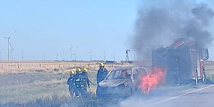 Un vehículo se incendió por completo en la RN 33