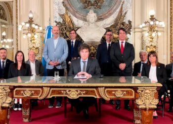 Milei presentó un DNU de 366 artículos para una profunda desregulación de la economía