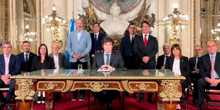 Milei presentó un DNU de 366 artículos para una profunda desregulación de la economía