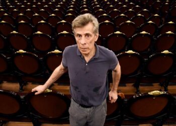 Despidieron al director musical del Colón, Latham-Koenig, denunciado por abuso a menores