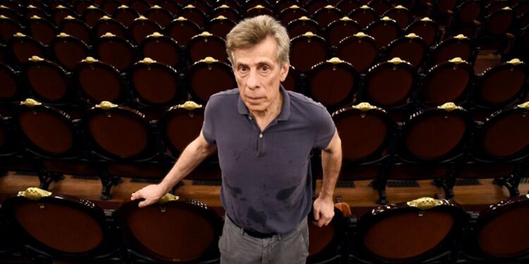 Despidieron al director musical del Colón, Latham-Koenig, denunciado por abuso a menores