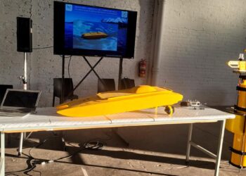 La Universidad del Sur diseñó una embarcación para conocer el estado del agua