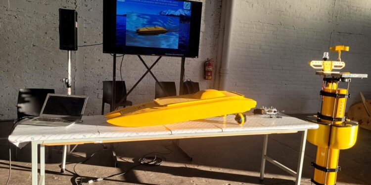 La Universidad del Sur diseñó una embarcación para conocer el estado del agua