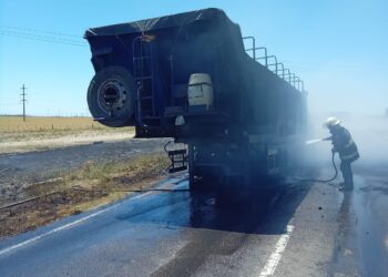 Se incendió una batea en la ruta 51.
