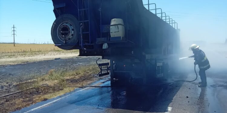 Se incendió una batea en la ruta 51.