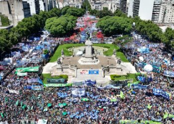 Organizaciones gremiales y sociales colmaron la Plaza Congreso en el paro general