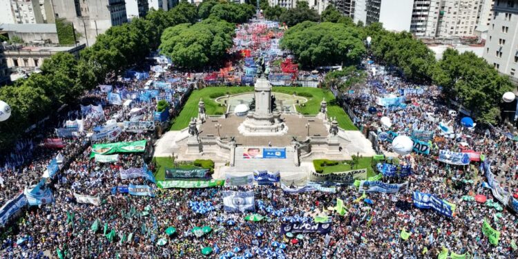 Organizaciones gremiales y sociales colmaron la Plaza Congreso en el paro general
