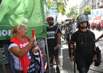 Gremios y organizaciones sociales comenzaron a movilizarse hacia el Congreso