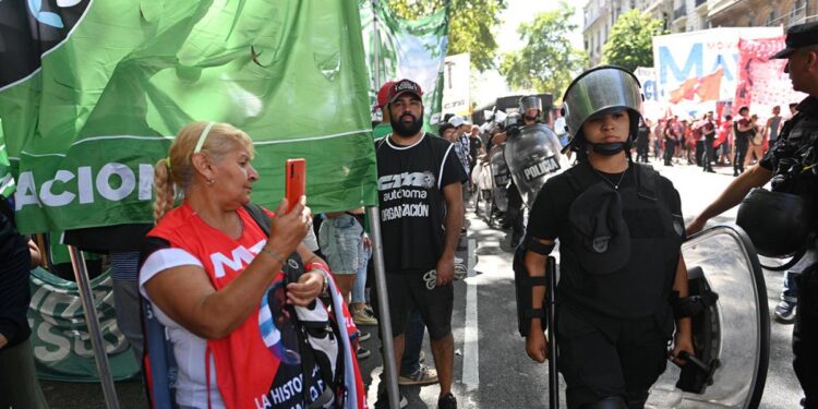 Gremios y organizaciones sociales comenzaron a movilizarse hacia el Congreso