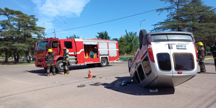 Choque y vuelco frente a la Plaza Ernesto Tornquist