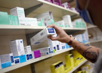 Los médicos deberán consignar el nombre genérico o denominación internacional en la receta