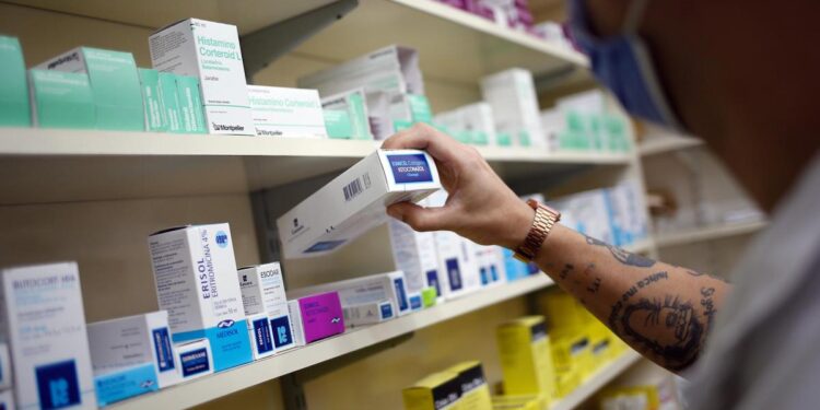 Los médicos deberán consignar el nombre genérico o denominación internacional en la receta