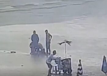 Un rayo mató a una mujer y dejó siete heridos en una playa de Brasil