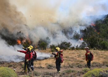 La lluvia trajo alivio en el incendio en Los Alerces, pero rige una alerta por vientos