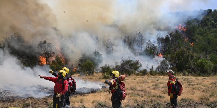 La lluvia trajo alivio en el incendio en Los Alerces, pero rige una alerta por vientos