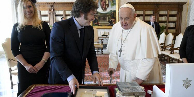 Milei se reunió una hora con Francisco en el Vaticano
