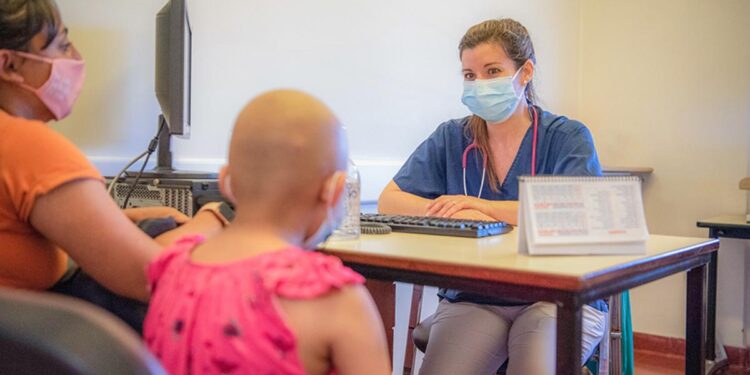 Ocho de cada 10 niños con cáncer en Argentina se atienden en el sistema público de salud