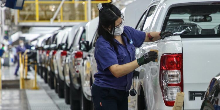 La actividad industrial cayó un 6,3% en enero, de acuerdo a datos de FIEL