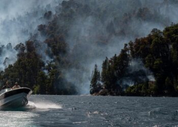 Afianzan las líneas de defensa en el incendio del Parque Nacional Nahuel Huapi