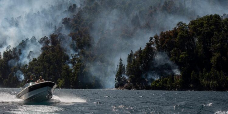 Afianzan las líneas de defensa en el incendio del Parque Nacional Nahuel Huapi