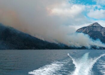Por un incendio forestal cerraron senderos y circuitos en el Parque Nacional Nahuel Huapi