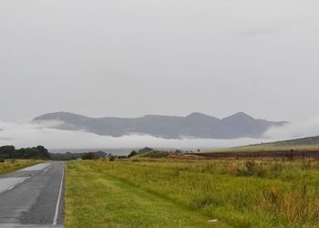 Tormenta con viento, tierra, lluvia y descenso de temperatura.