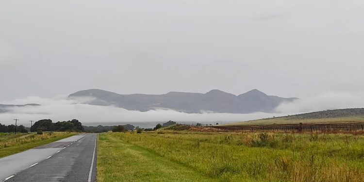 Tormenta con viento, tierra, lluvia y descenso de temperatura.