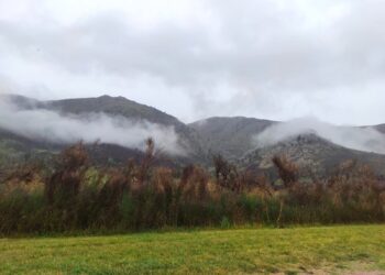 Tormenta con viento, tierra, lluvia y descenso de temperatura.