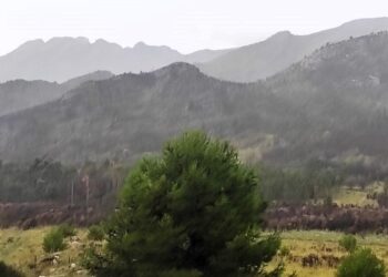 Tormenta con viento, tierra, lluvia y descenso de temperatura.