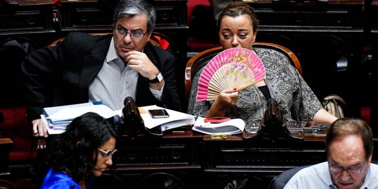 El bloque de UxP calificó como «derrota política del Gobierno» la vuelta a comisión de Ley «Bases»