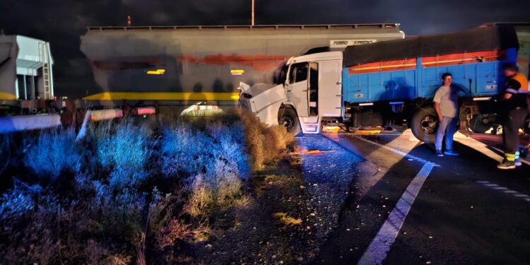 Un tren de carga embistió a un camión en el cruce de Goyena sobre la 33