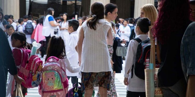 Las clases inician este lunes en varias provincias con un paro de los docentes de Ctera