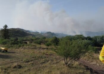 Avanza el fuego en el sector serrano y pedirán ayuda aérea por lo difícil que es el acceso al lugar.