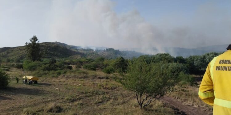 Avanza el fuego en el sector serrano y pedirán ayuda aérea por lo difícil que es el acceso al lugar.