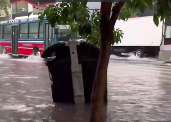 Calles inundadas, cortes de luz y subtes interrumpidos por fuertes tormentas