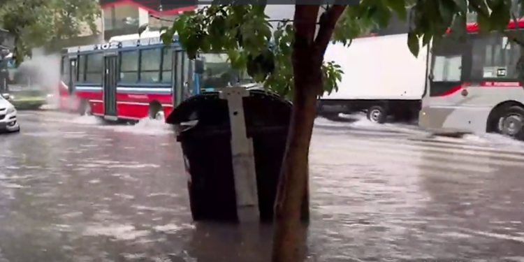 Calles inundadas, cortes de luz y subtes interrumpidos por fuertes tormentas