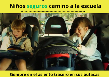 Niños seguros en el auto rumbo a la escuela